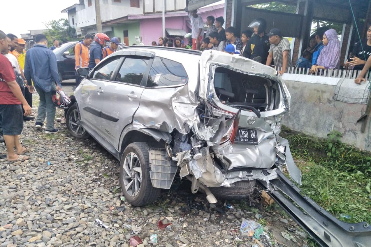 Kereta api kontra mini bus di Binjai