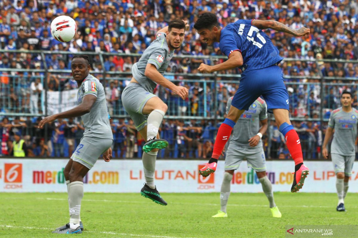 Unggul di kandang lawan, Persib kalahkan Arema 2-1