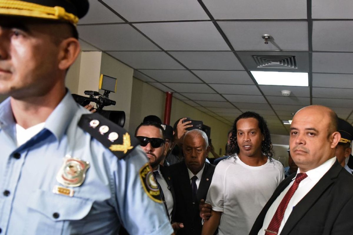 Khawatir kabur, hakim Paraguay perintahkan Ronaldinho di bui