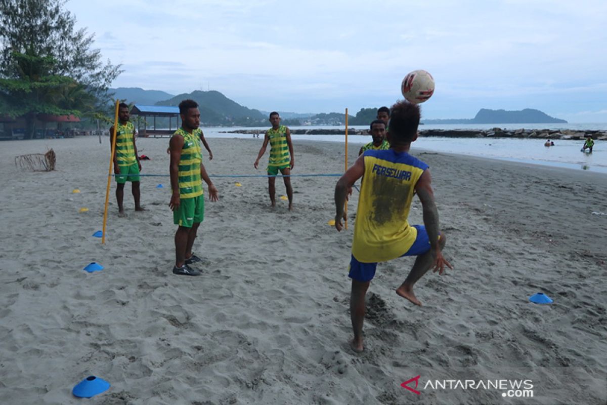 Persewar Waropen lakukan pemulihan stamina pemain di Pantai Hamadi