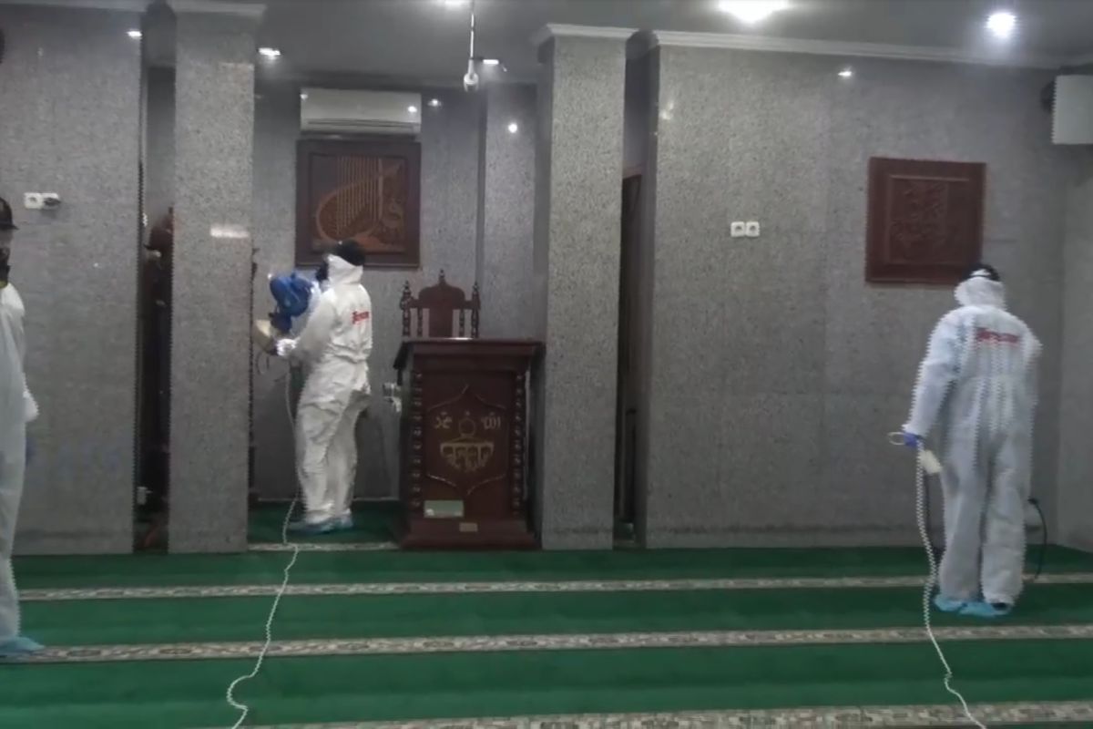 Masjid dekat rumah Jusuf Kalla disemprot cairan disinfektan cegah corona