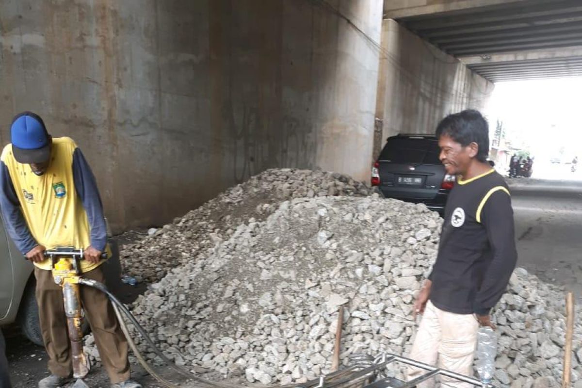 Jalan rusak di kali Perancis Tangerang  akibat truk tonase besar mulai diperbaiki