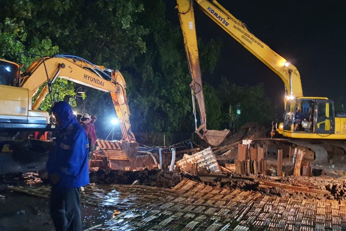 Kontraktor pelaksana penyebab rusaknya pipa PDAM Surabaya diminta tanggung jawab