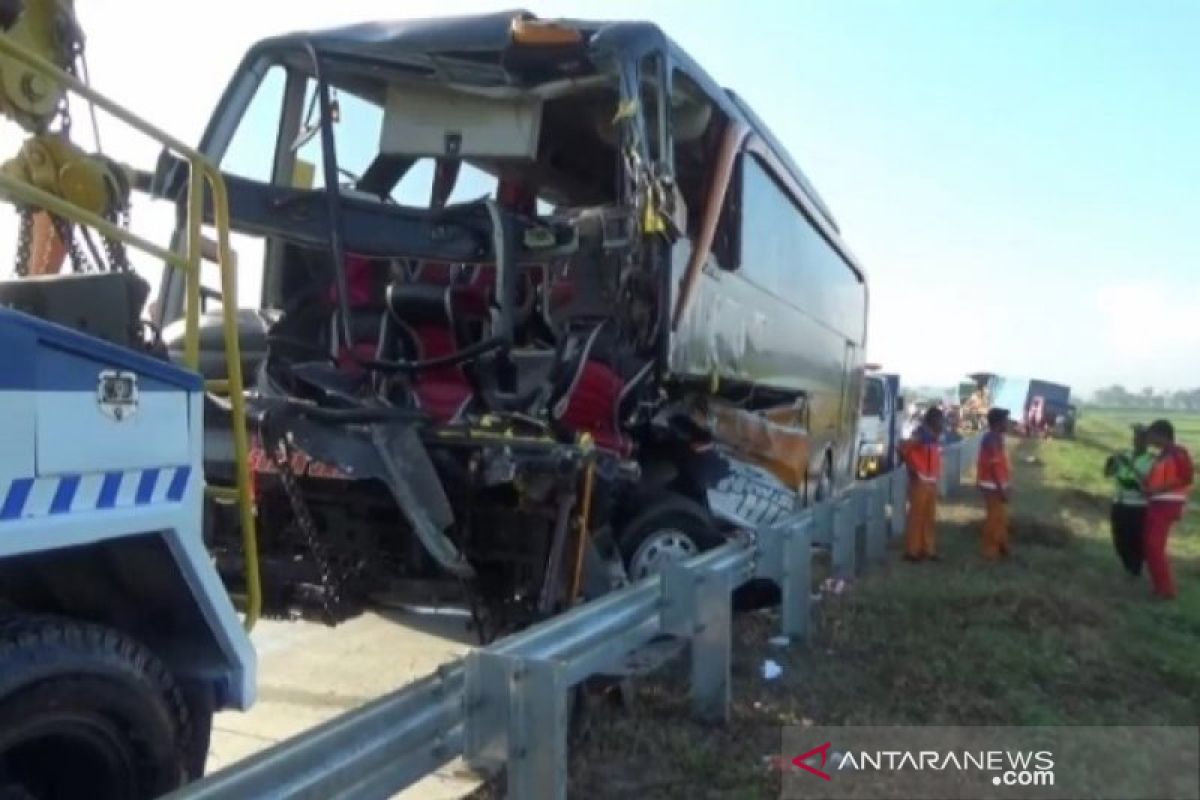 Bus Pariwisata siswa SMK 1 Muhammadiyah Karanganyar kecelakaan  di Tol Madiun-Ngawi, dua tewas