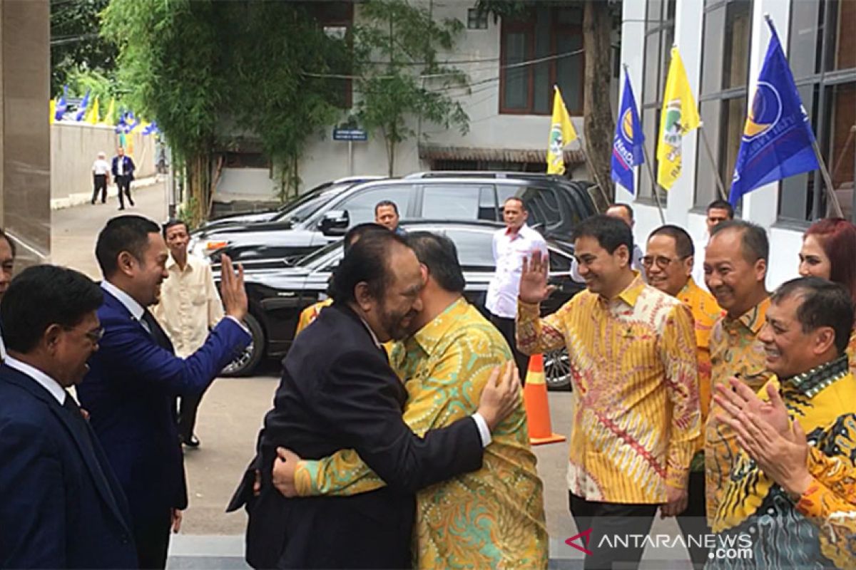 Ketua Umum Partai NasDem berpelukan dengan Ketua Umum Golkar