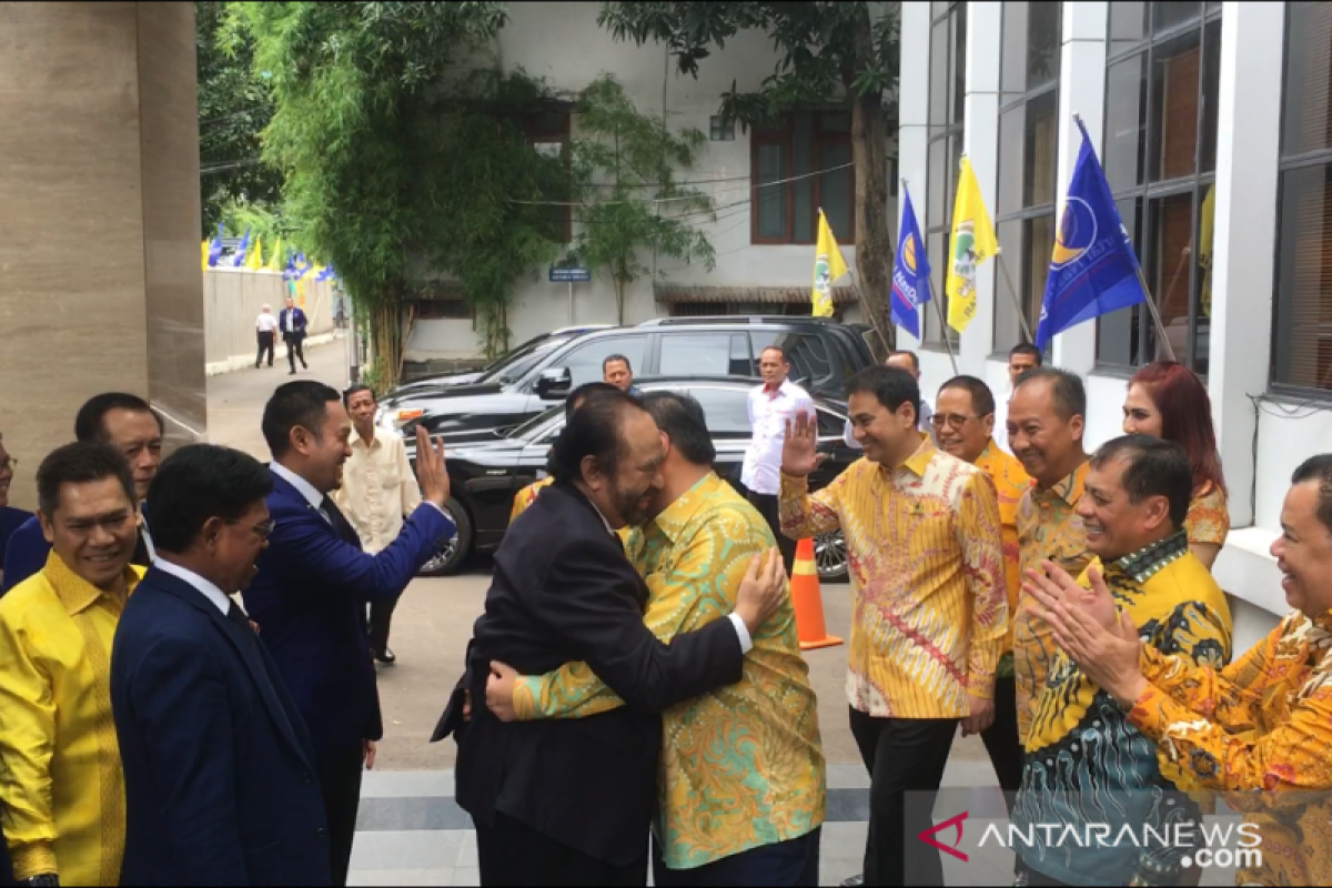 Surya Paloh dan Airlangga Hartarto berpelukan