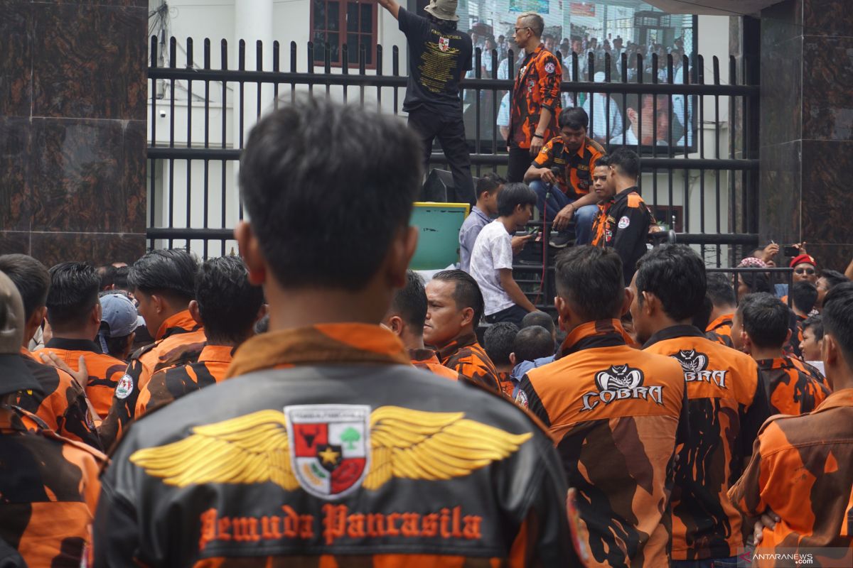 Ratusan anggota Pemuda Pancasila demo Kejati Sumut