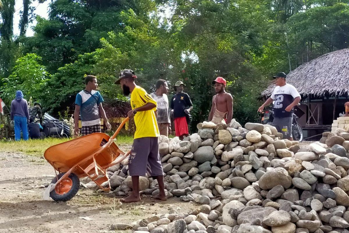 Warga perbatasan Papua sumbang batu dan pasir sukseskan TMMD