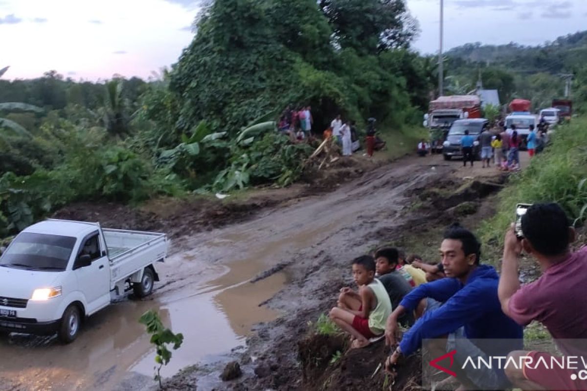 Jalan amblas di Gorontalo Utara sebabkan antrean panjang kendaraan