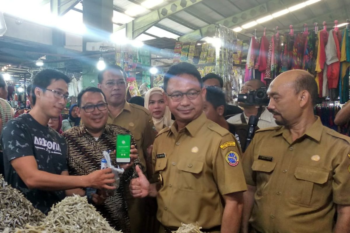 Wali Kota Pontianak  transaksi gunakan QRIS di Pasar Flamboyan
