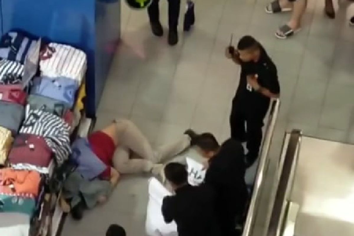 Dalam video berdurasi 7 detik, pria yang lompat dari lantai 7 Thamrin Plaza akhirnya meninggal