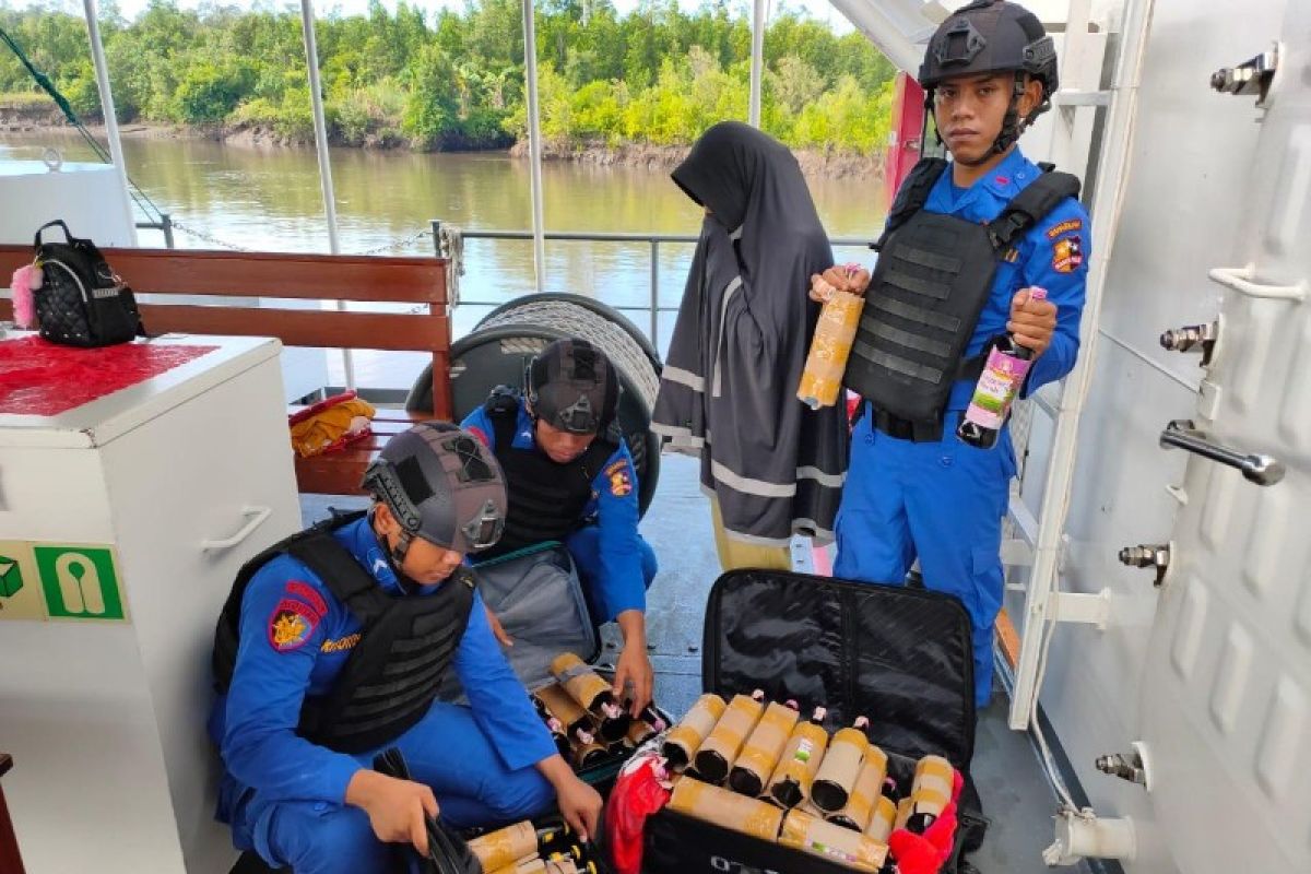 Polisi tahan wanita bawa 62 botol minuman beralkohol tujuan Agats