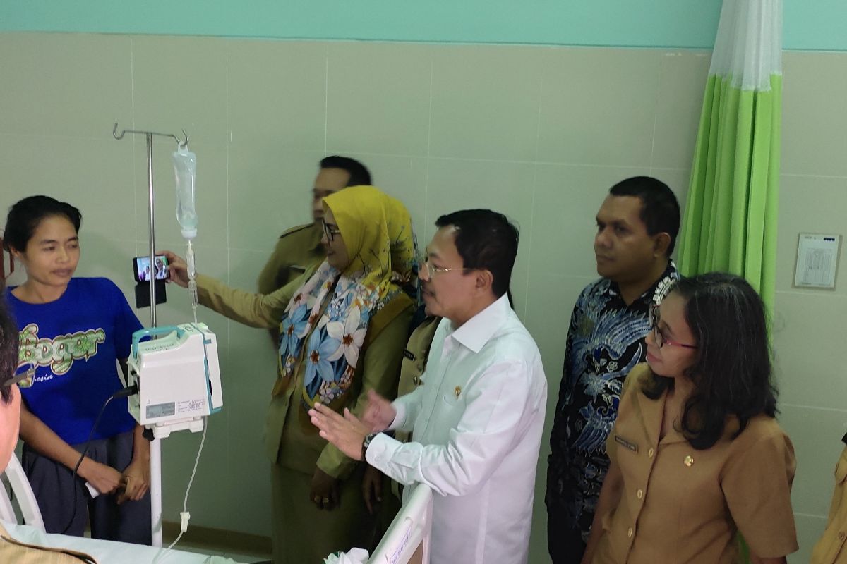 Menteri Kesehatan jenguk pasien DBD di RSUD Johannes Kupang