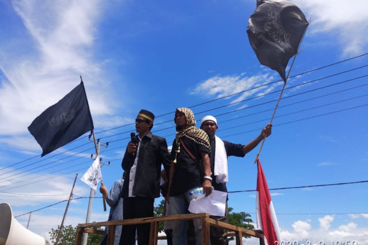 Tolak Patung di Pantai Wane Bima, ratusan massa unjuk rasa