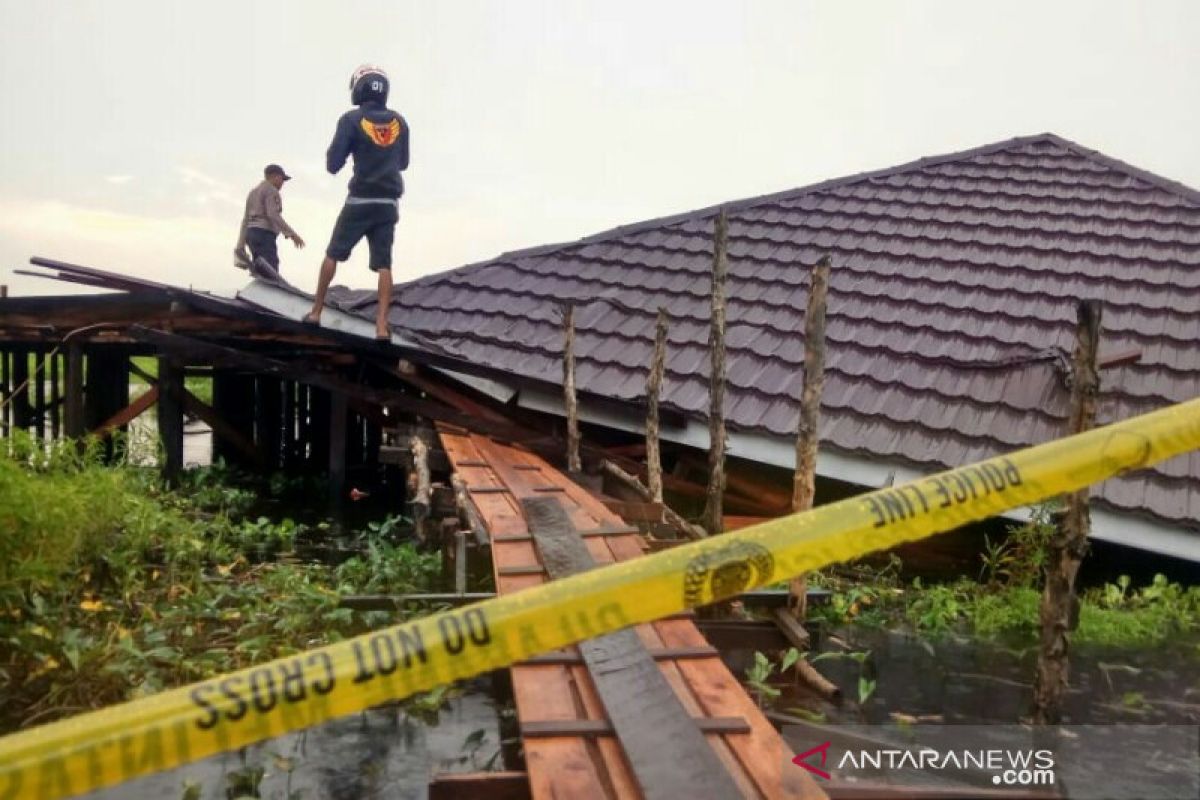 Asrama Putri Ummul Qura' Amuntai Ambruk tiga orang jadi korban