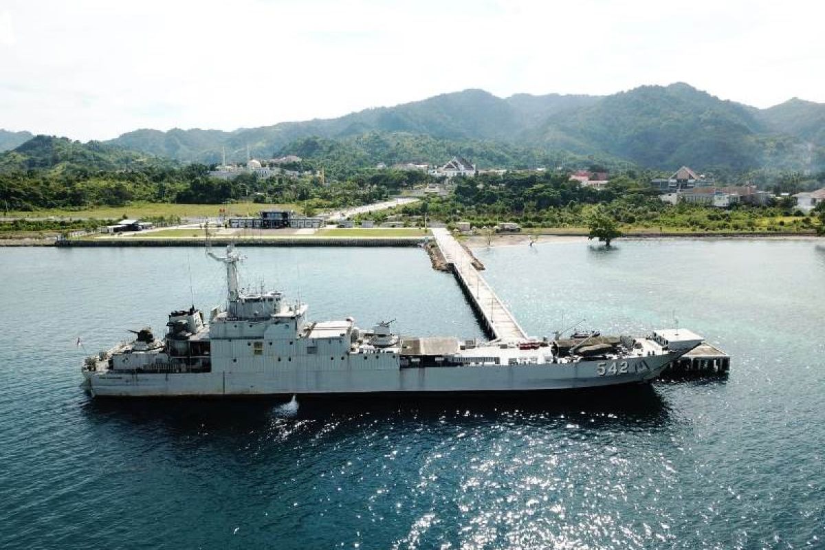 KRI Teluk Sangkulirang-542 sandar di Lanal Mamuju