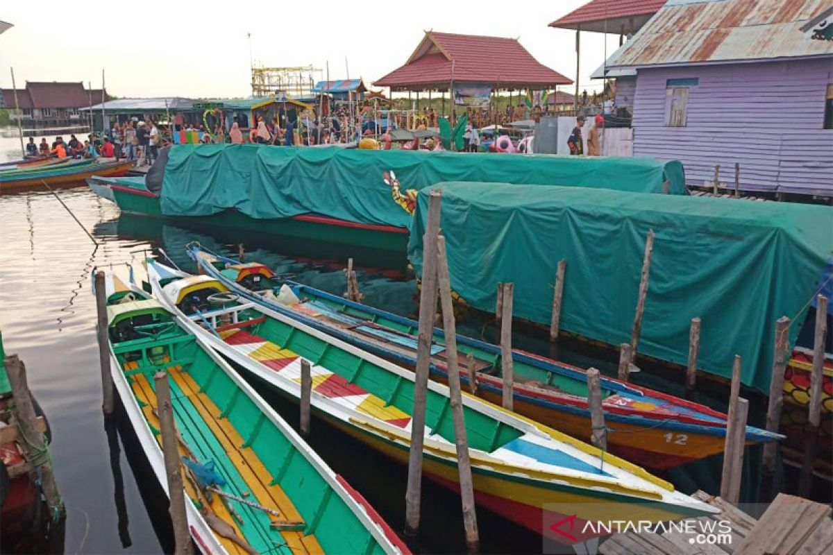 Petugas kapal wisata ikut mencari korban tabrakan speed boat di Sungai Sebangau