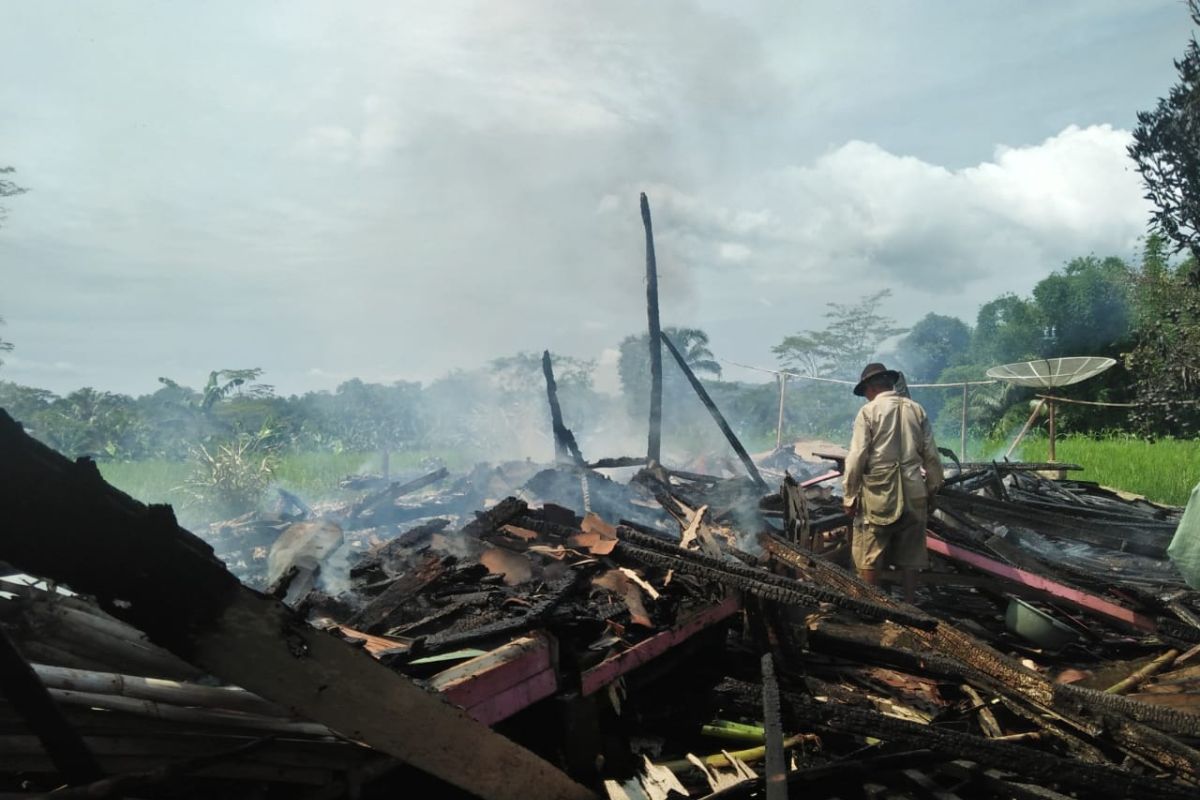 Kebakaran hanguskan gudang pengolahan kayu dan rumah di Sukabumi