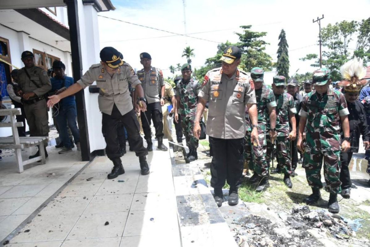 Polisi tahan satu terduga pelaku perusak kantor Bupati Waropen Papua