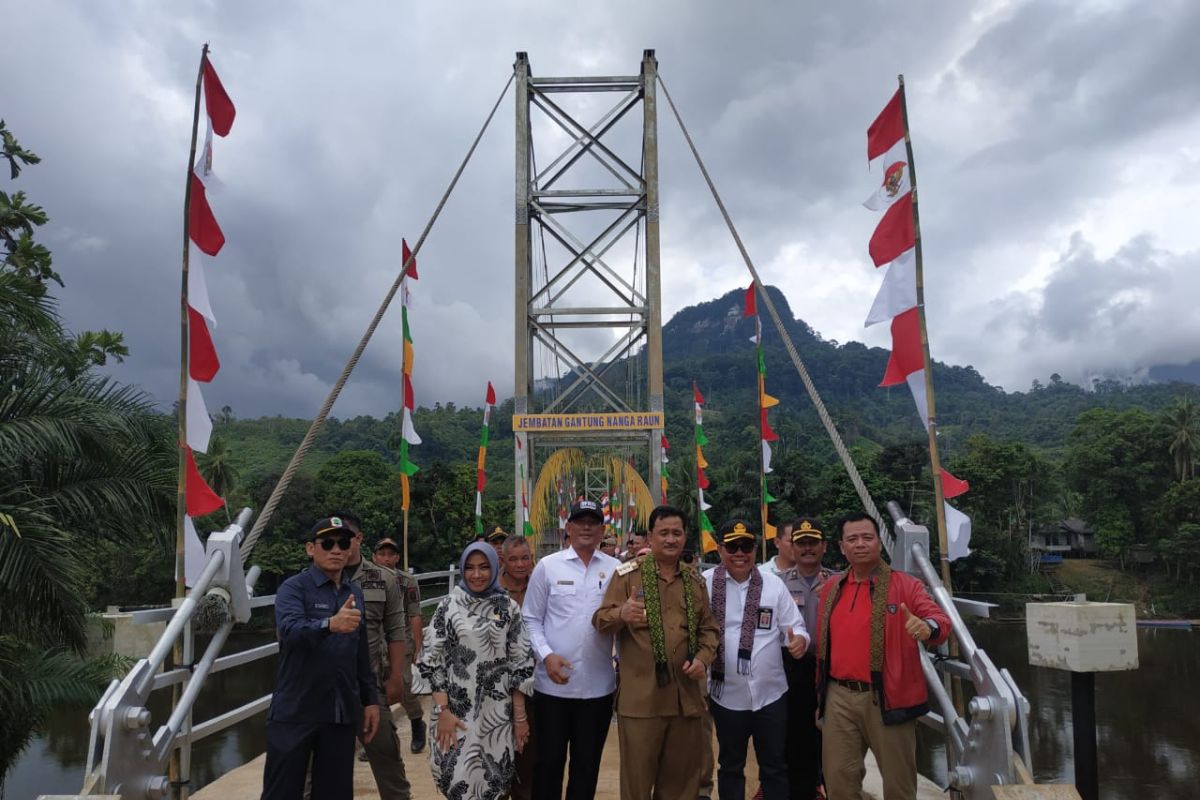 Ketua Komisi V DPR resmikan jembatan di pedalaman Kalbar