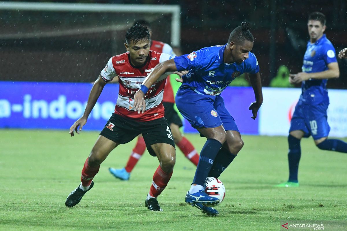 Gelandang Madura United Asep Berlian berharap bisa jalani debut di timnas senior