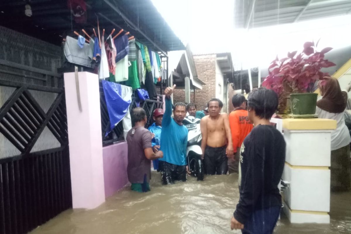 Air sungai meluap, ratusan rumah warga di Banyuwangi terendam banjir