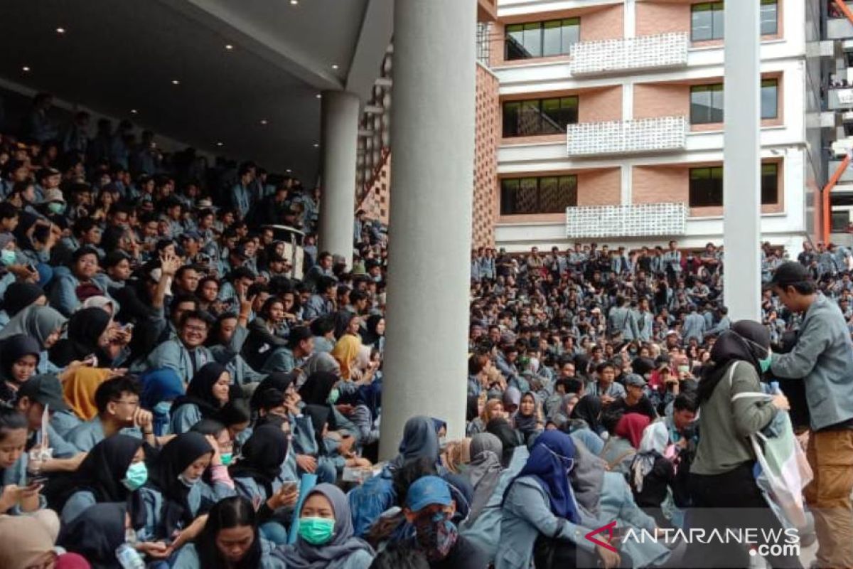 Ribuan mahasiswa Gunadarma unjuk rasa tuntut transparansi kampus