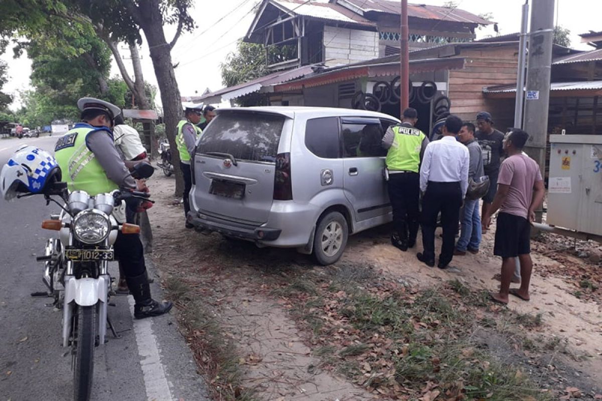 Dirazia polisi, sopir kabur tinggalkan wanita bersama narkoba