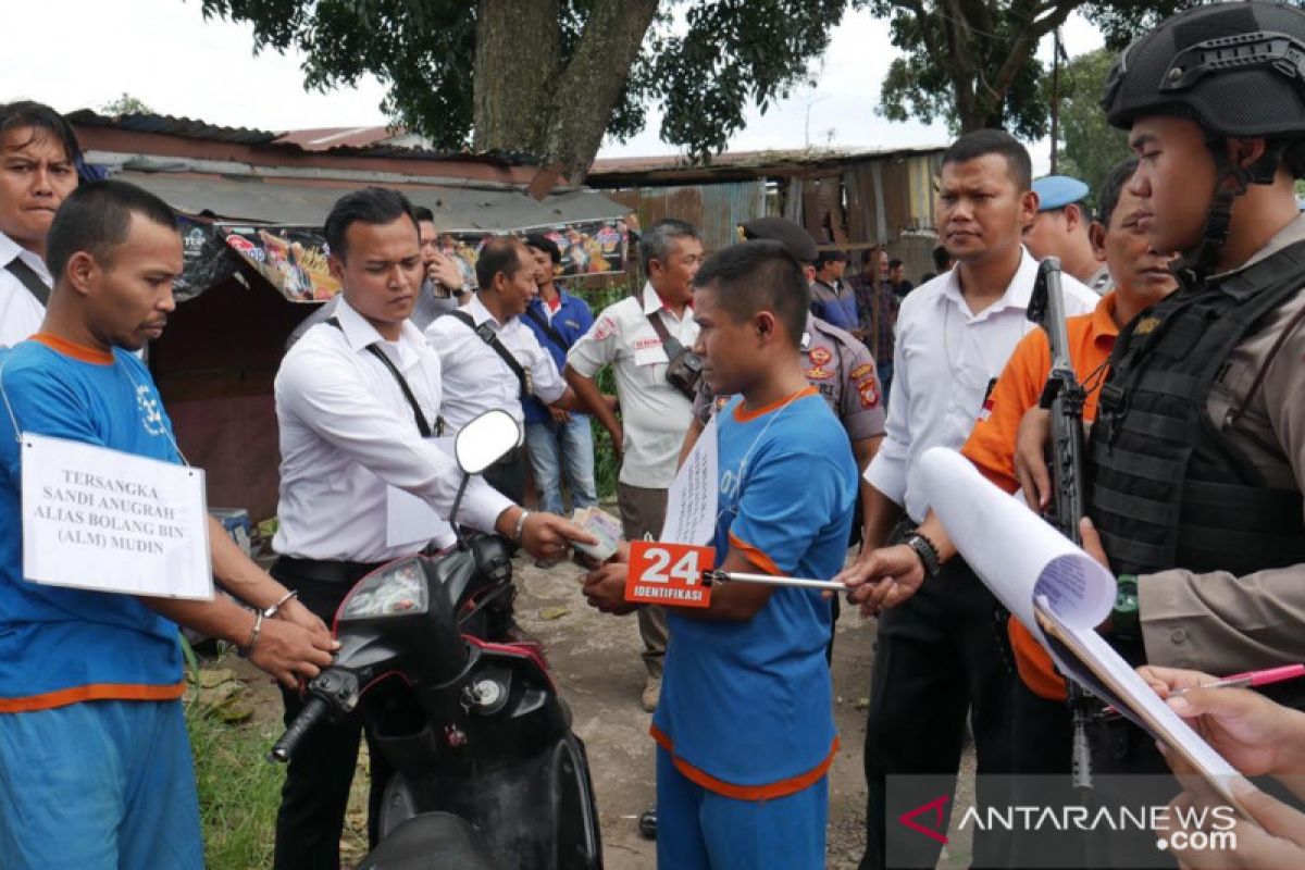 Rekonstruksi kasus pembunuhan tahun 2016, karena cemburu dan tersangka sudah ada yang meninggal