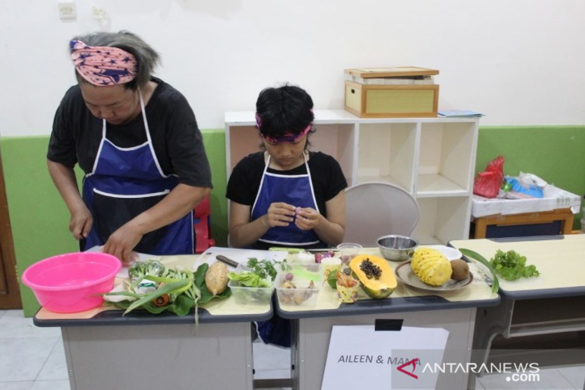 Lomba fun cooking dan makan nanas dadu sambut hari peduli autis internasional 2020