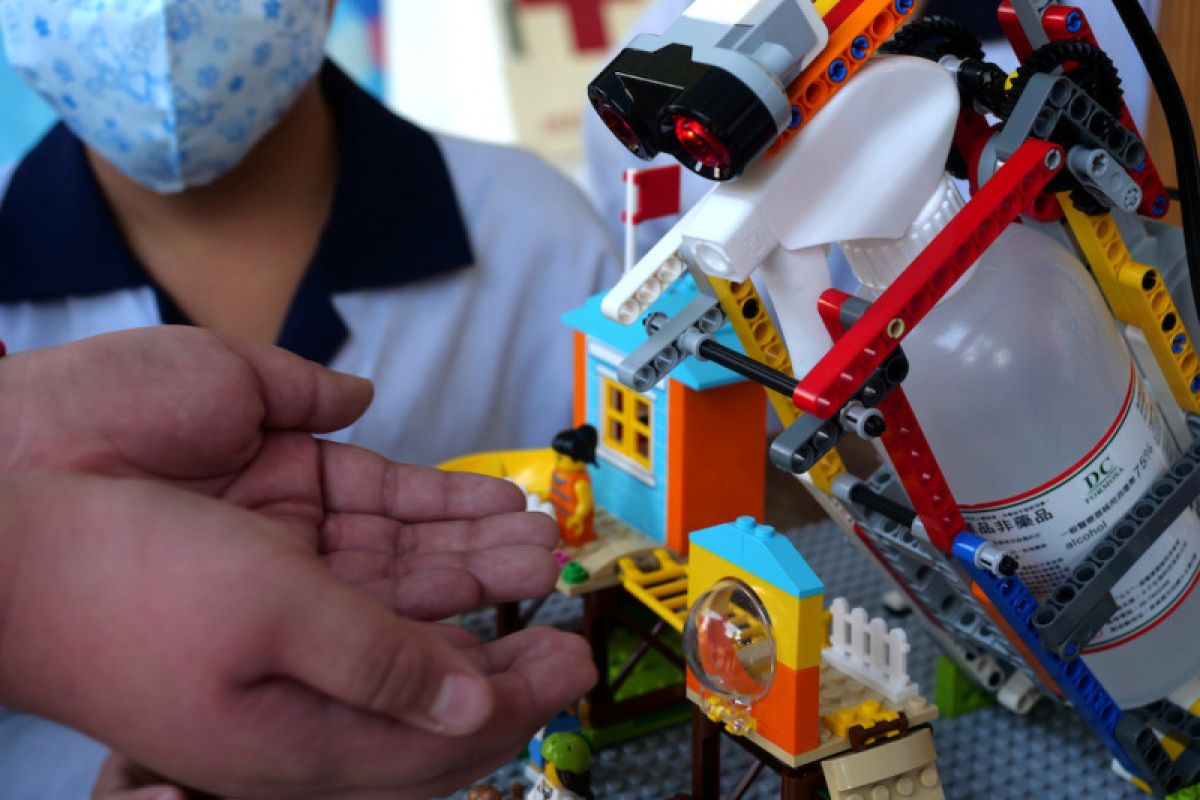 Murid di Taiwan perangi virus dengan dispenser disinfektan dari Lego