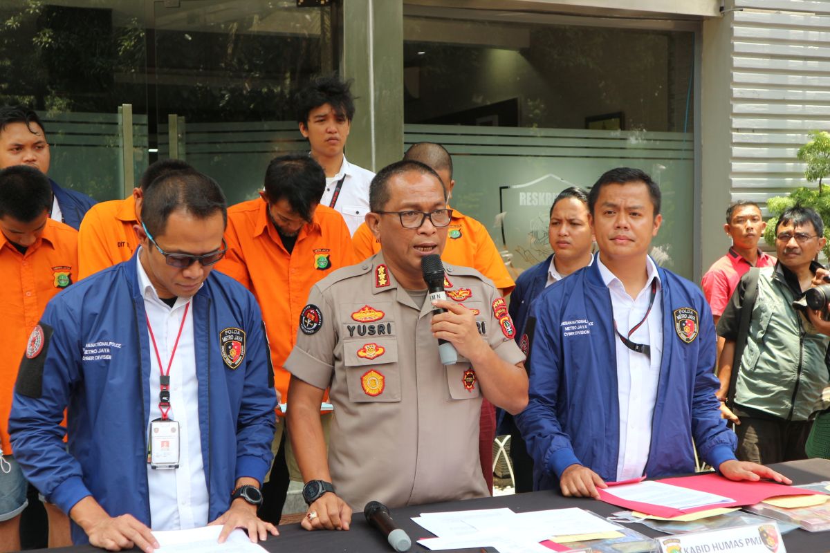 Polisi ringkus empat tersangka penipu bermodus tukar kartu ATM