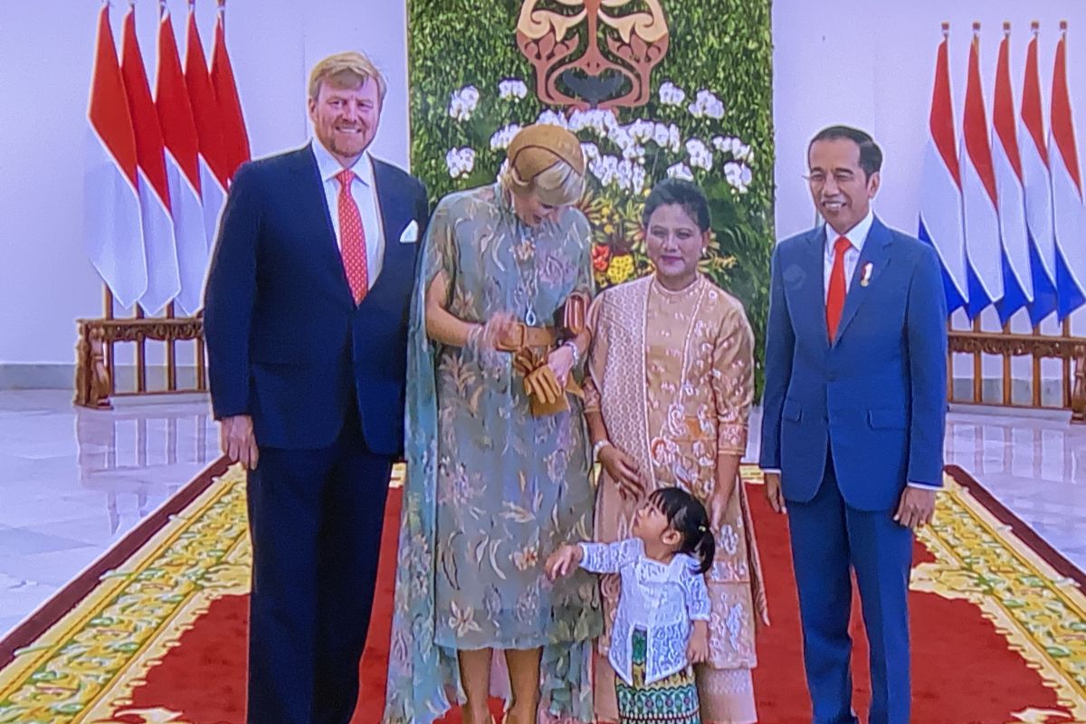 President Jokowi, First Lady, granddaughter welcome Dutch King, Queen