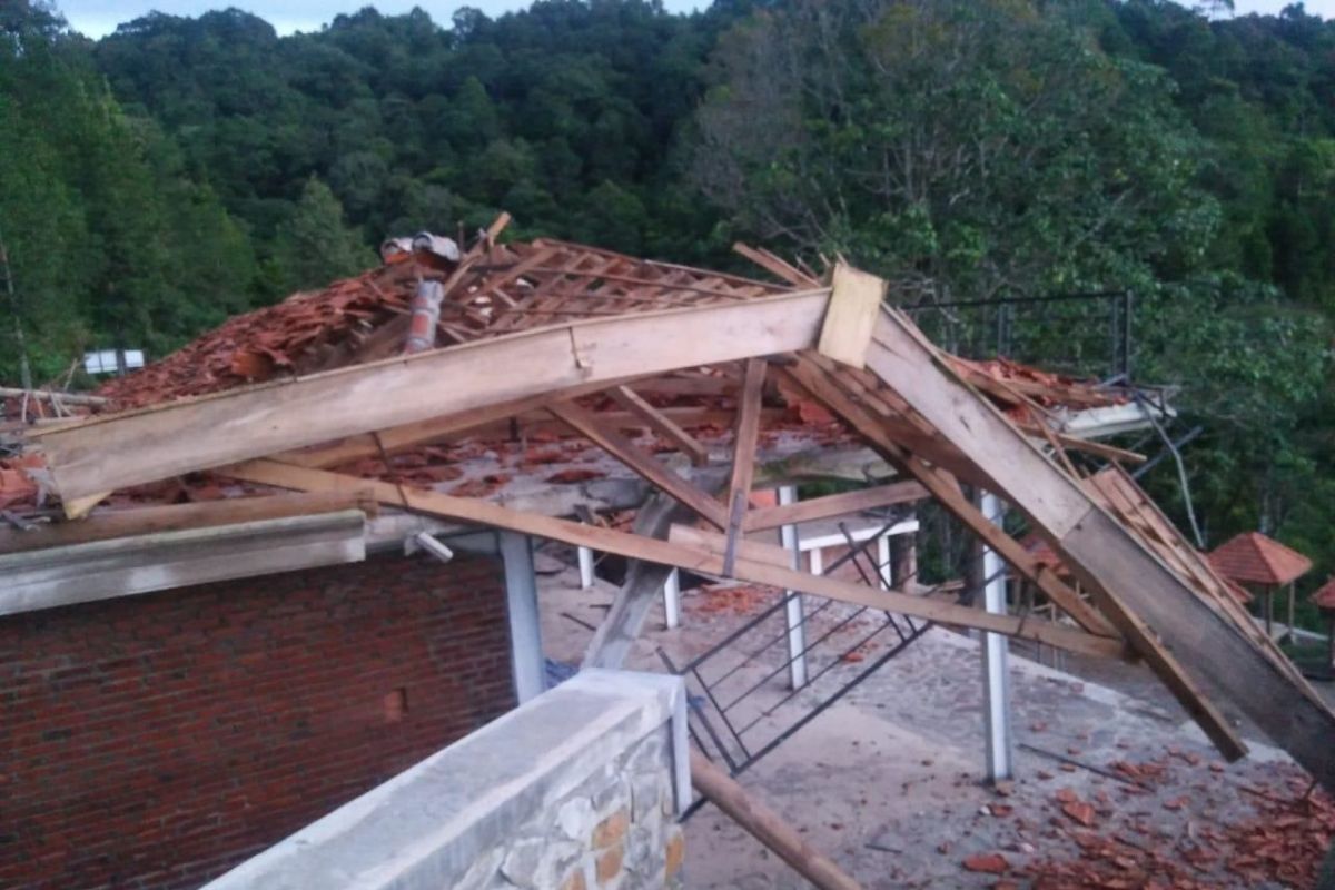Diterjang angin, bangunan rest area Air Terjun Dolo di Kediri rusak
