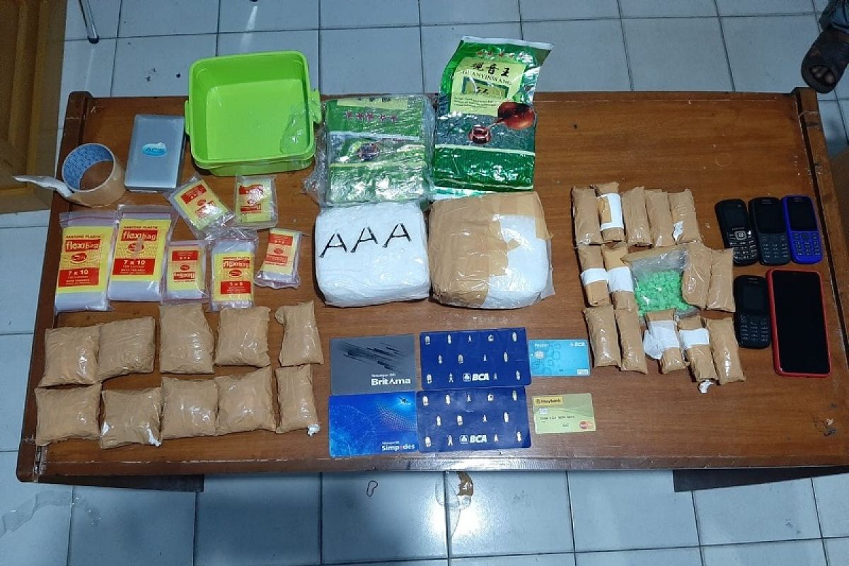 Jambi BNN arrests four, confiscates 4.9-kg meth, 1,400 ecstasy pills