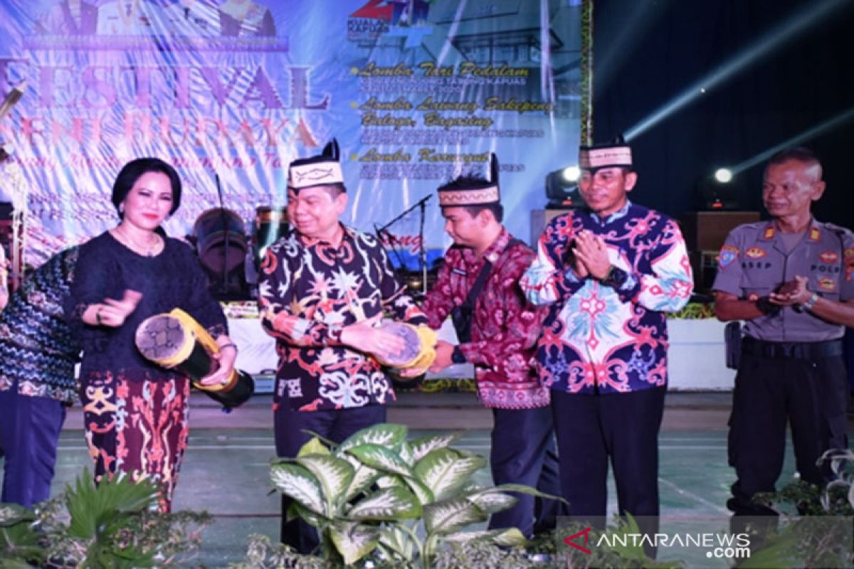 Bupati ajak peserta festival budaya doakan almarhum Dandim Kapuas