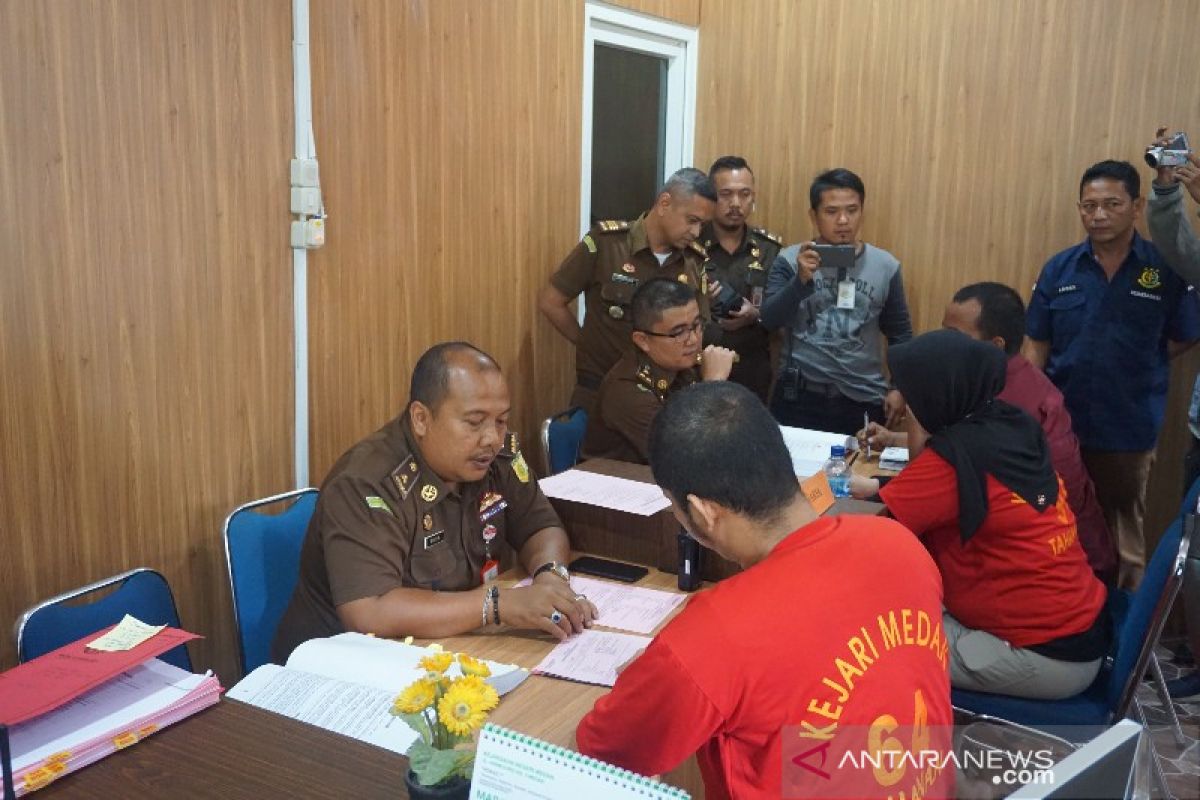 Tersangka pembunuh Jamaluddin menangis saat diserahkan ke Kejari Medan