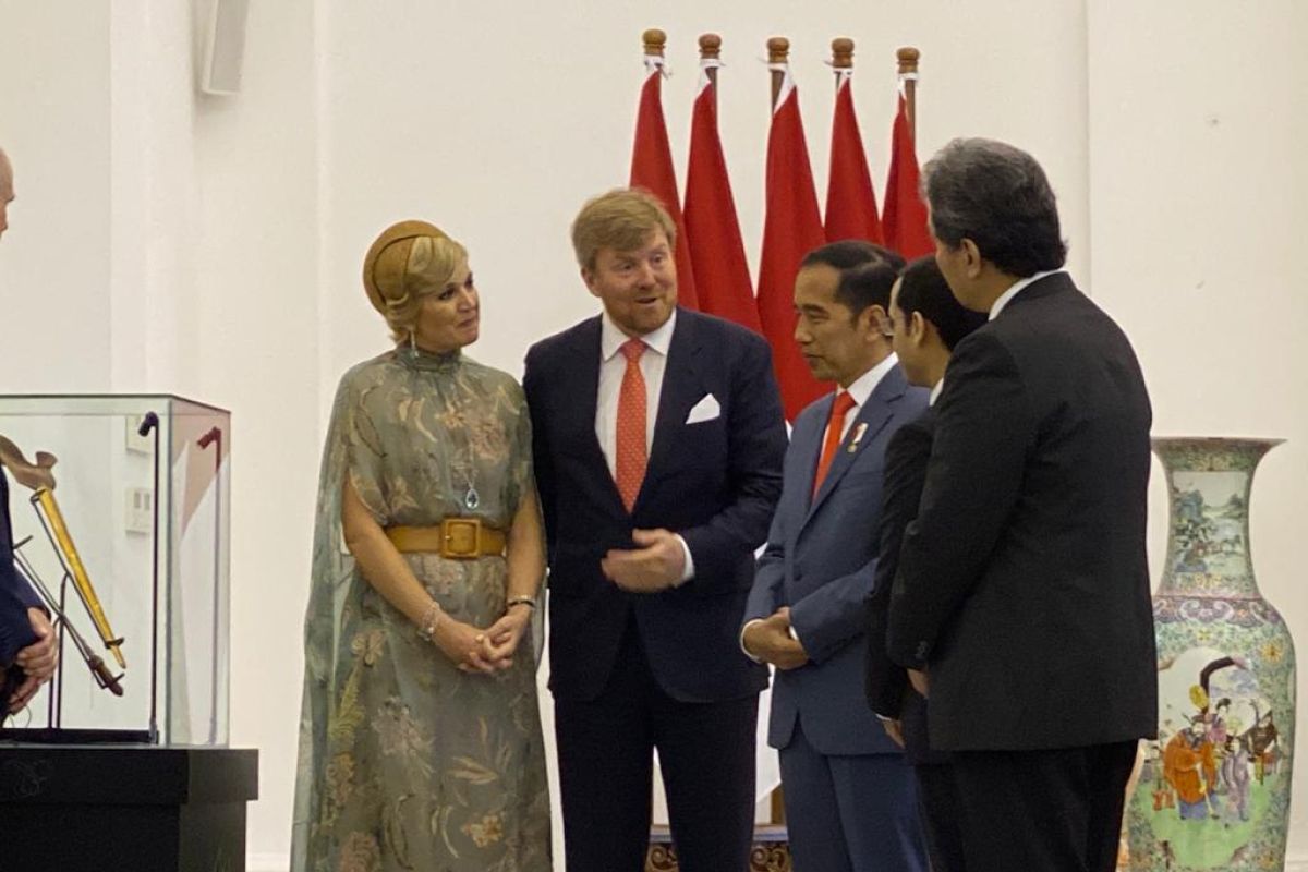 King Willem Alexander returns Prince Diponegoro's "keris" to Jokowi