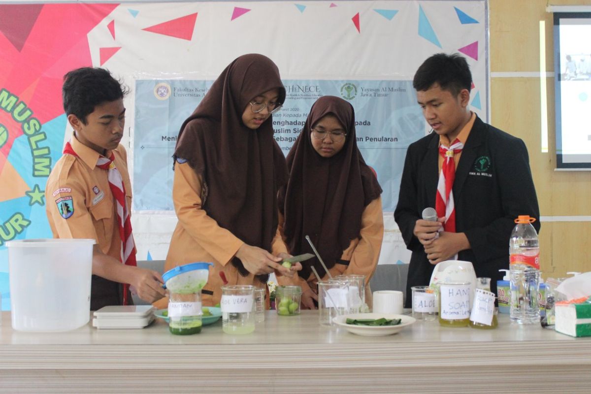 Siswa Al Muslim Sidoarjo buat cairan pencuci tangan guna cegah corona