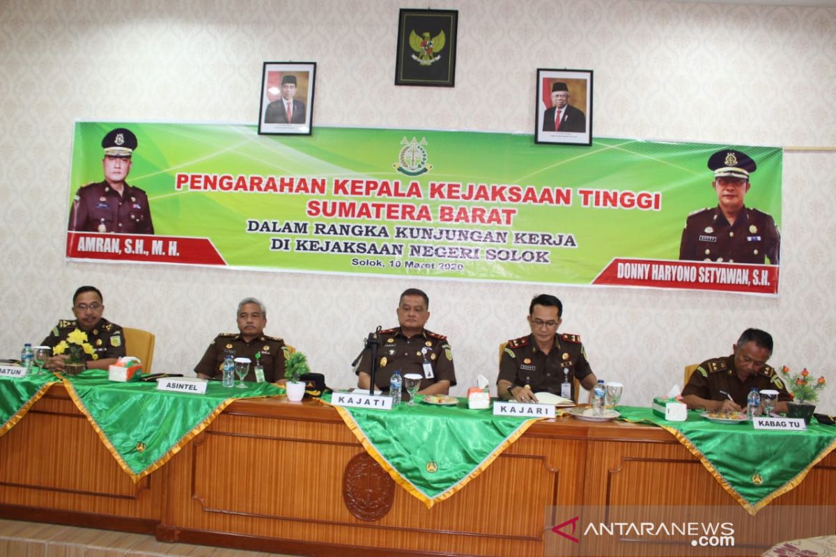 Kunjungi Kejari Solok, Kajati Sumbar instruksikan percepat penanganan kasus korupsi