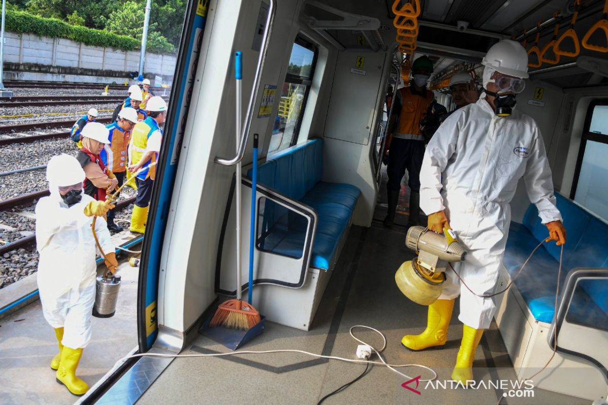 Trainset LRT Sumsel disemprotkan cairan disinfektan setiap hari