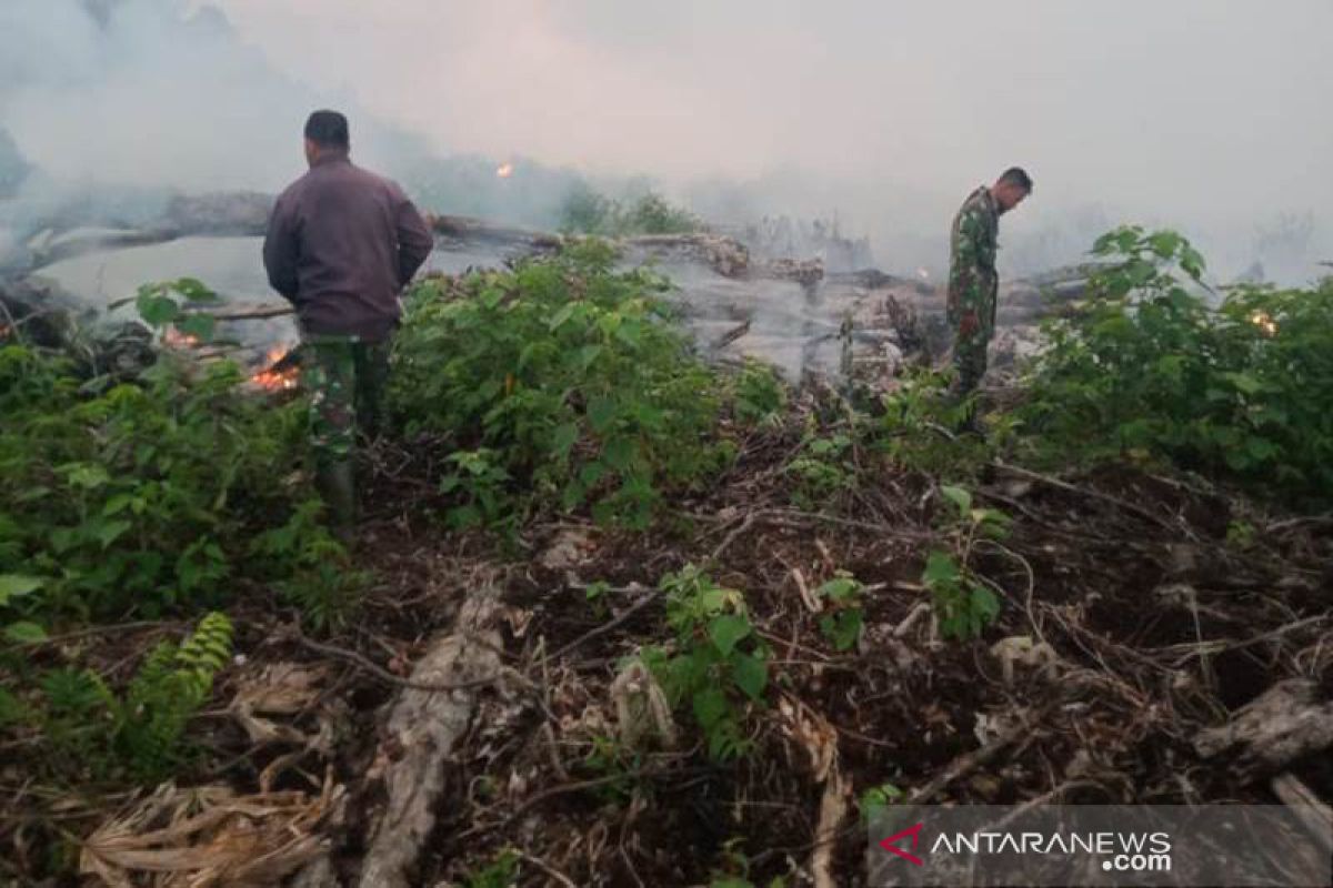 Prajurit TNI optimalkan pemadaman lahan gambut di Aceh Jaya