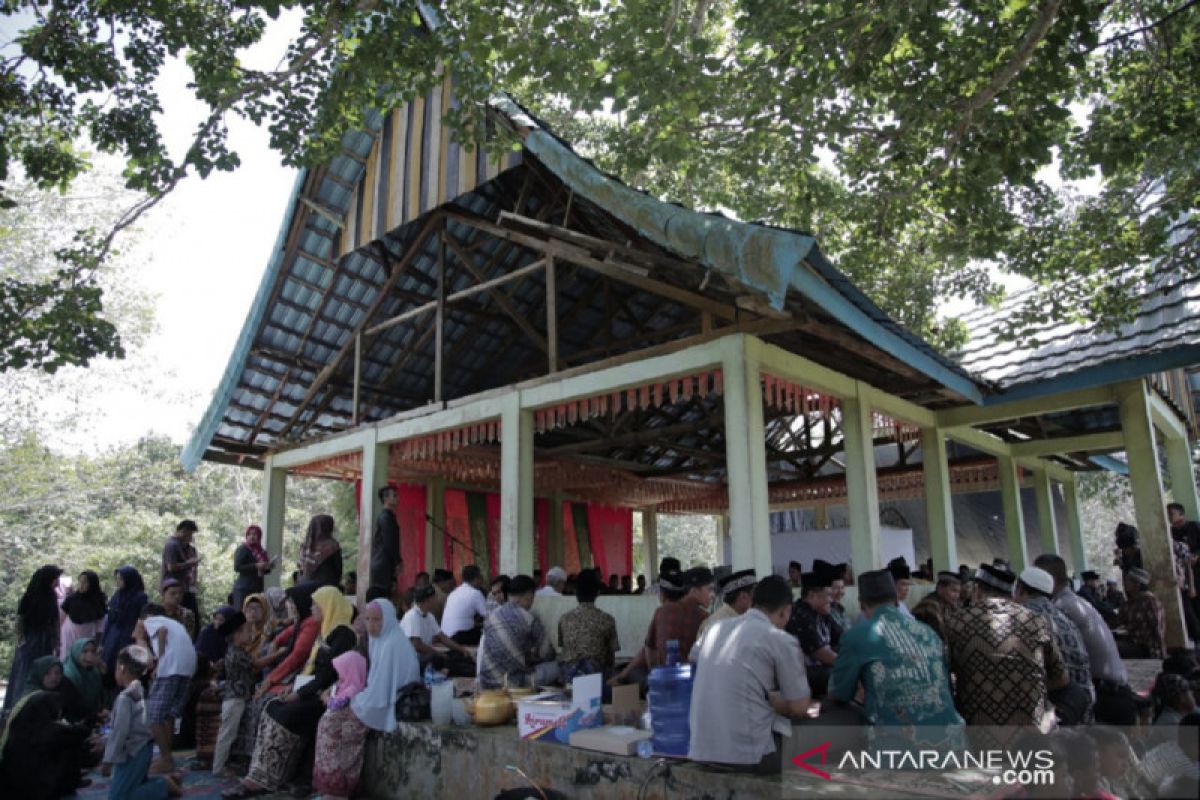 "Bakawu Adat" tradition of Dharmasraya community still survives as a means of friendship