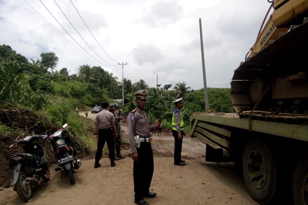 Polisi amankan jalur lintas Sulawesi Gorontalo-Buol yang terancam putus