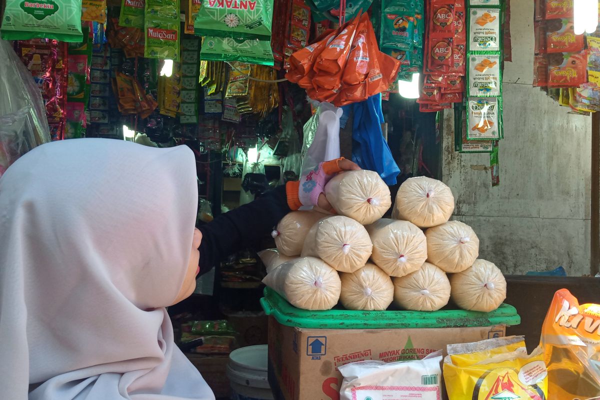 Sugar price increases to Rp 17.000 per kg at Pasar Raya Padang