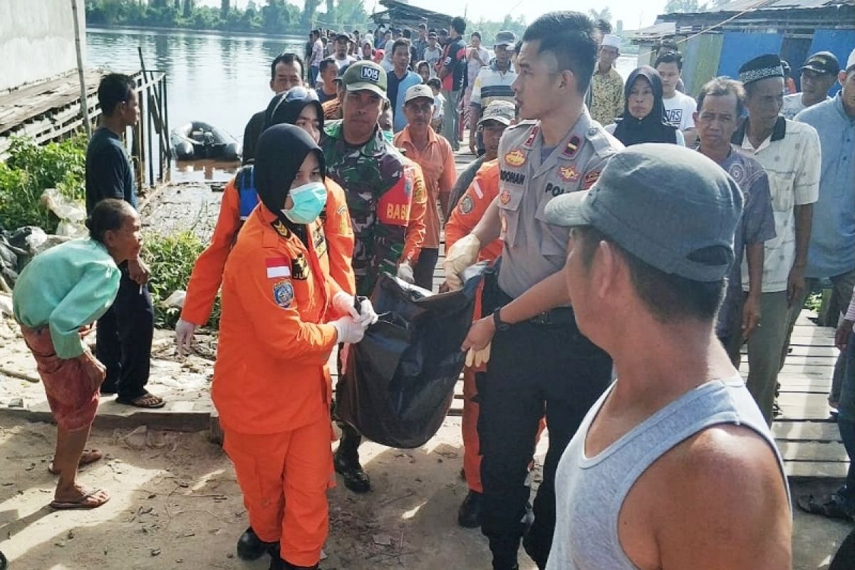 Jenazah bocah mengapung tersangkut di bangunan sarang walet