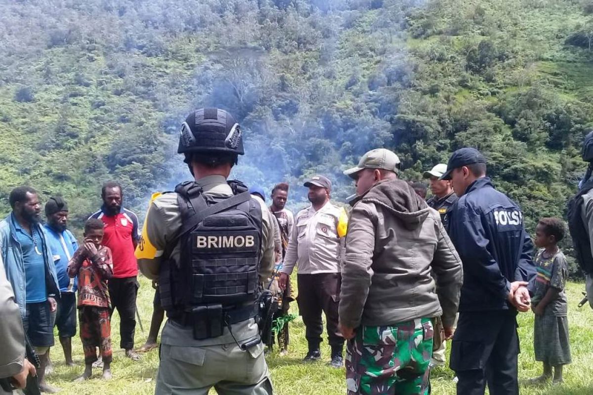 Aparat gabungan TNI-Polri gelar patroli dialogis di Distrik Ilu