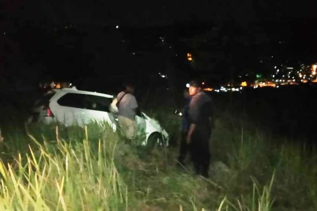 Mobil terbalik saat melintas di jalan kuburan, satu tewas