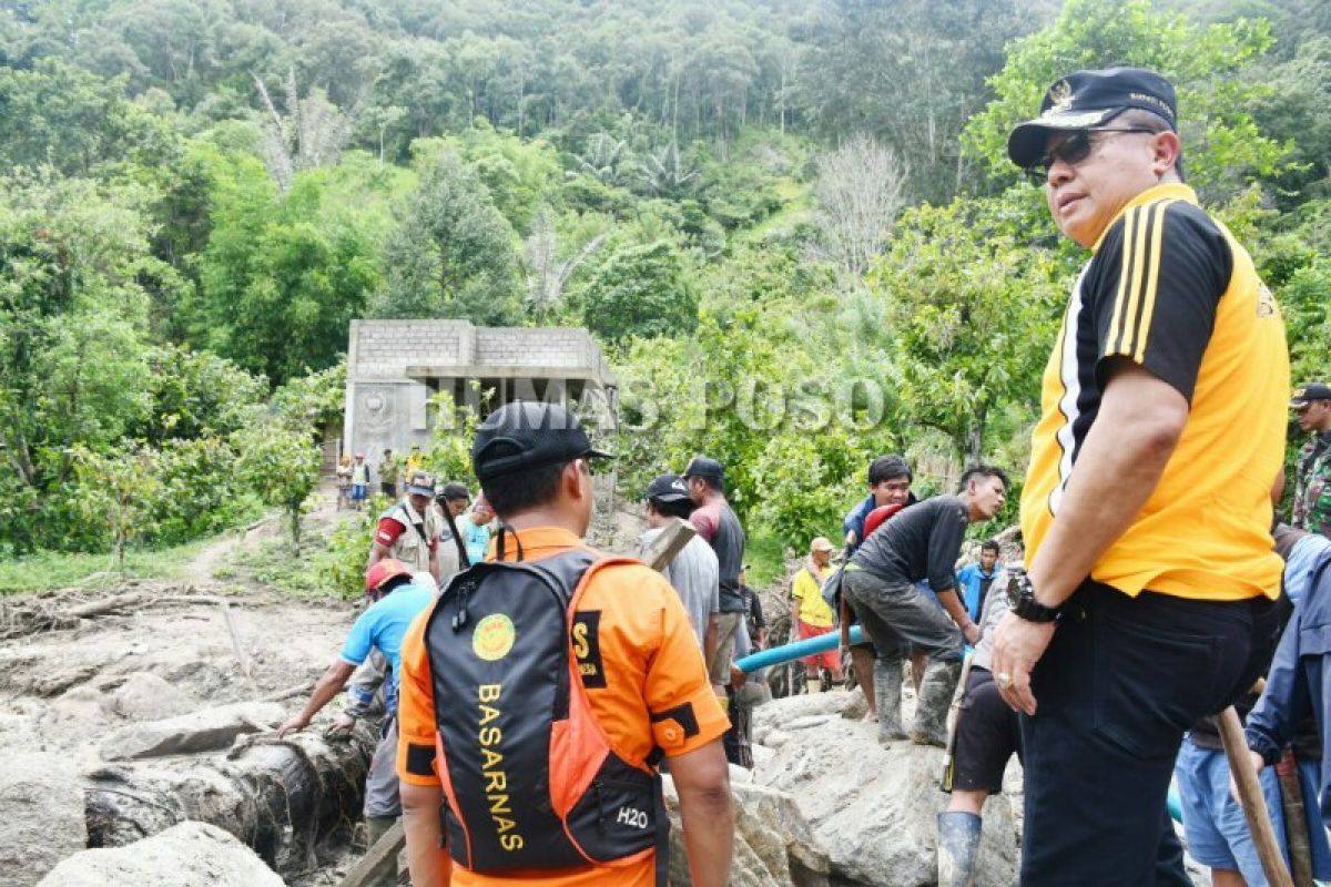 Banjir merendam pemukiman paksa seribuan kepala keluarga di Poso mengungsi