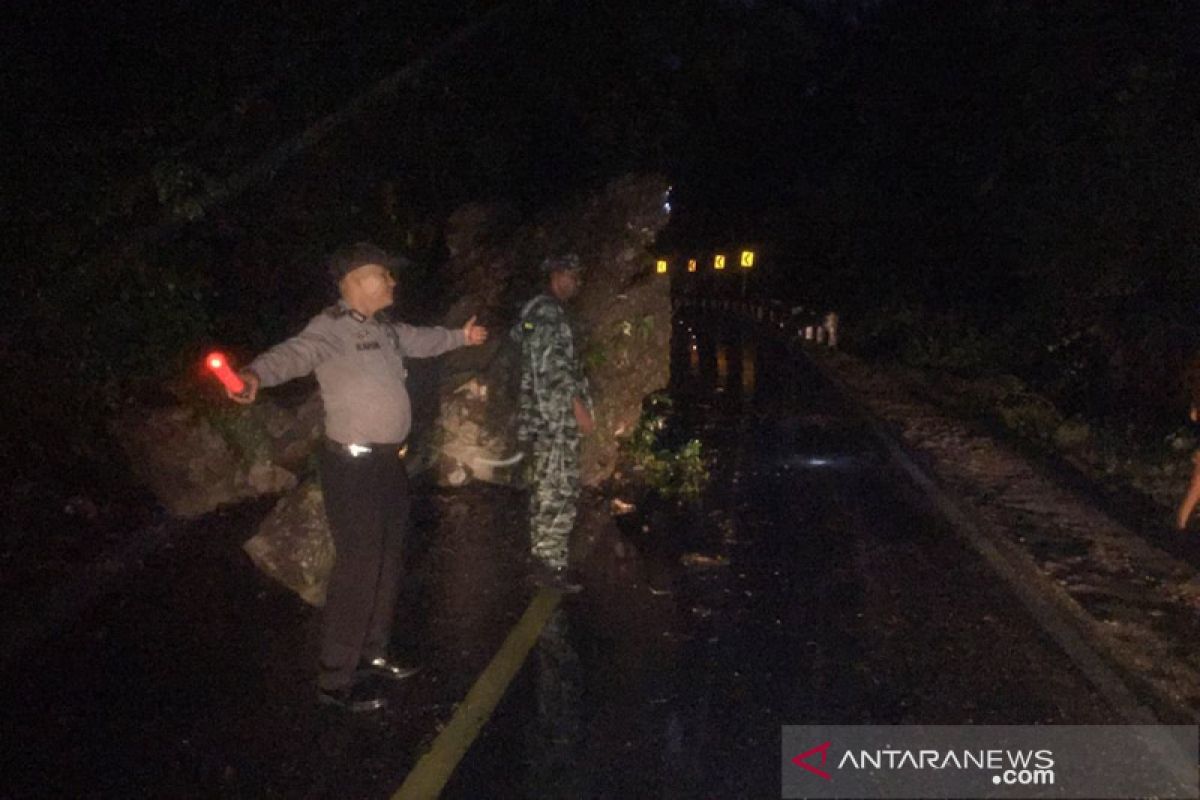 Longsor bongkahan batu tutupi jalan Geurute,  arus lalulintas dibuat sistem buka tutup